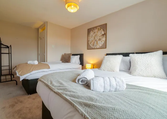 Trendy Central Apartment With Free Parking - Perfect For Contractors And Families