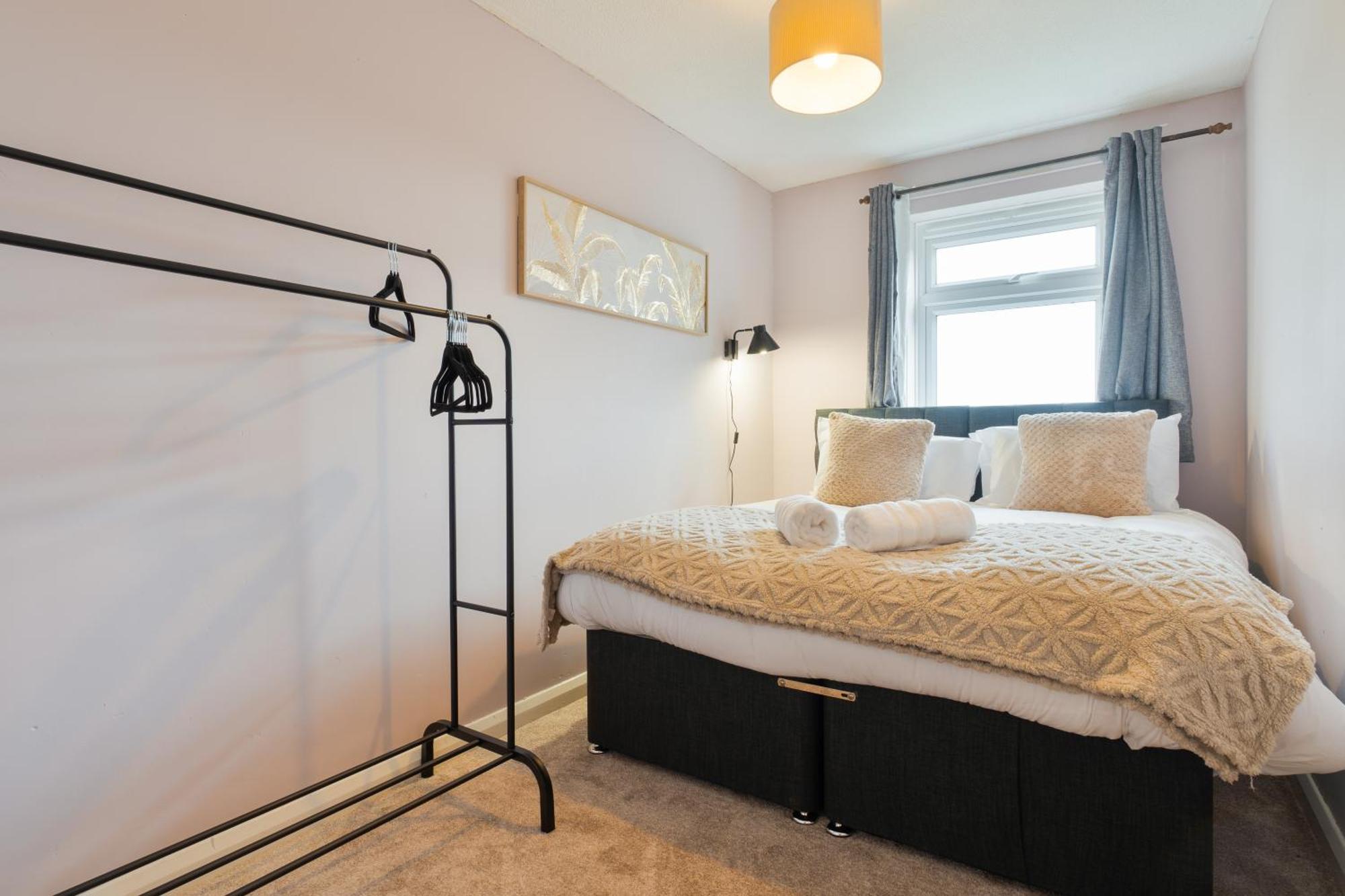 Trendy With Free Parking - Perfect For Contractors And Families *