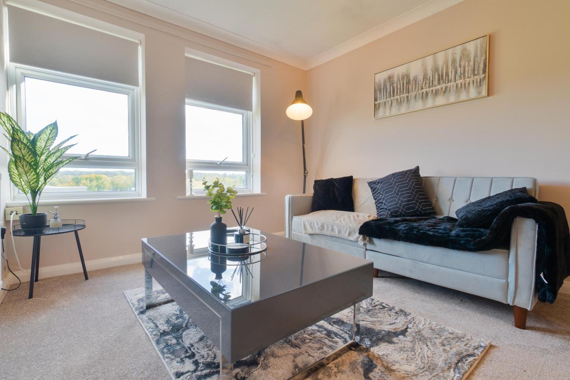 Apartment Trendy With Free Parking - Perfect For Contractors And Families