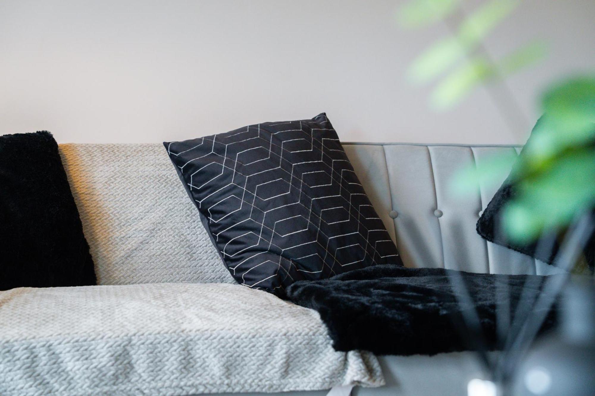 Trendy With Free Parking - Perfect For Contractors And Families *