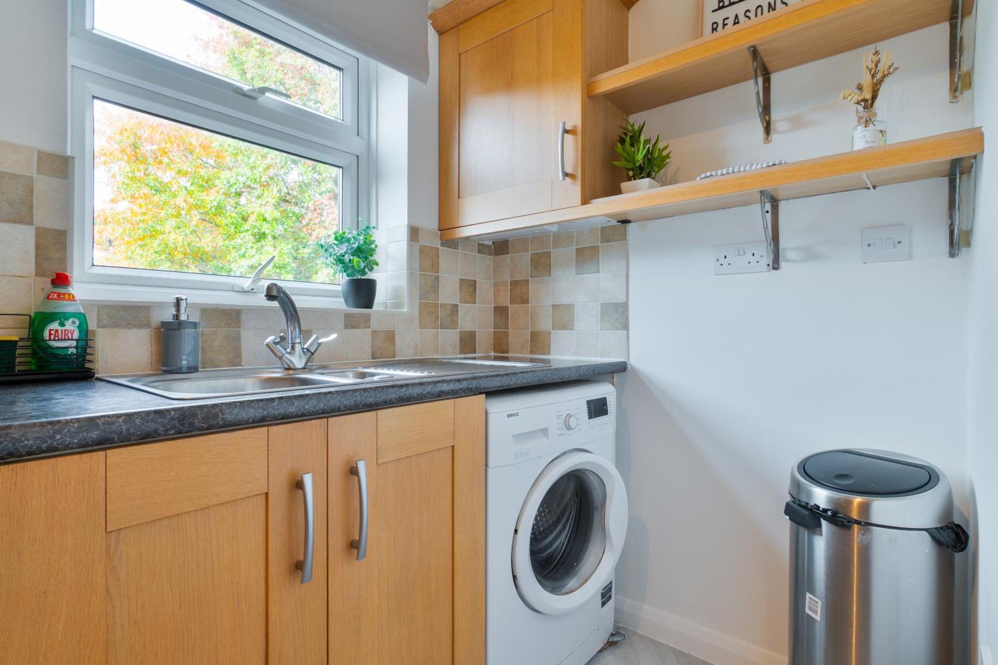 Apartment Trendy With Free Parking - Perfect For Contractors And Families *