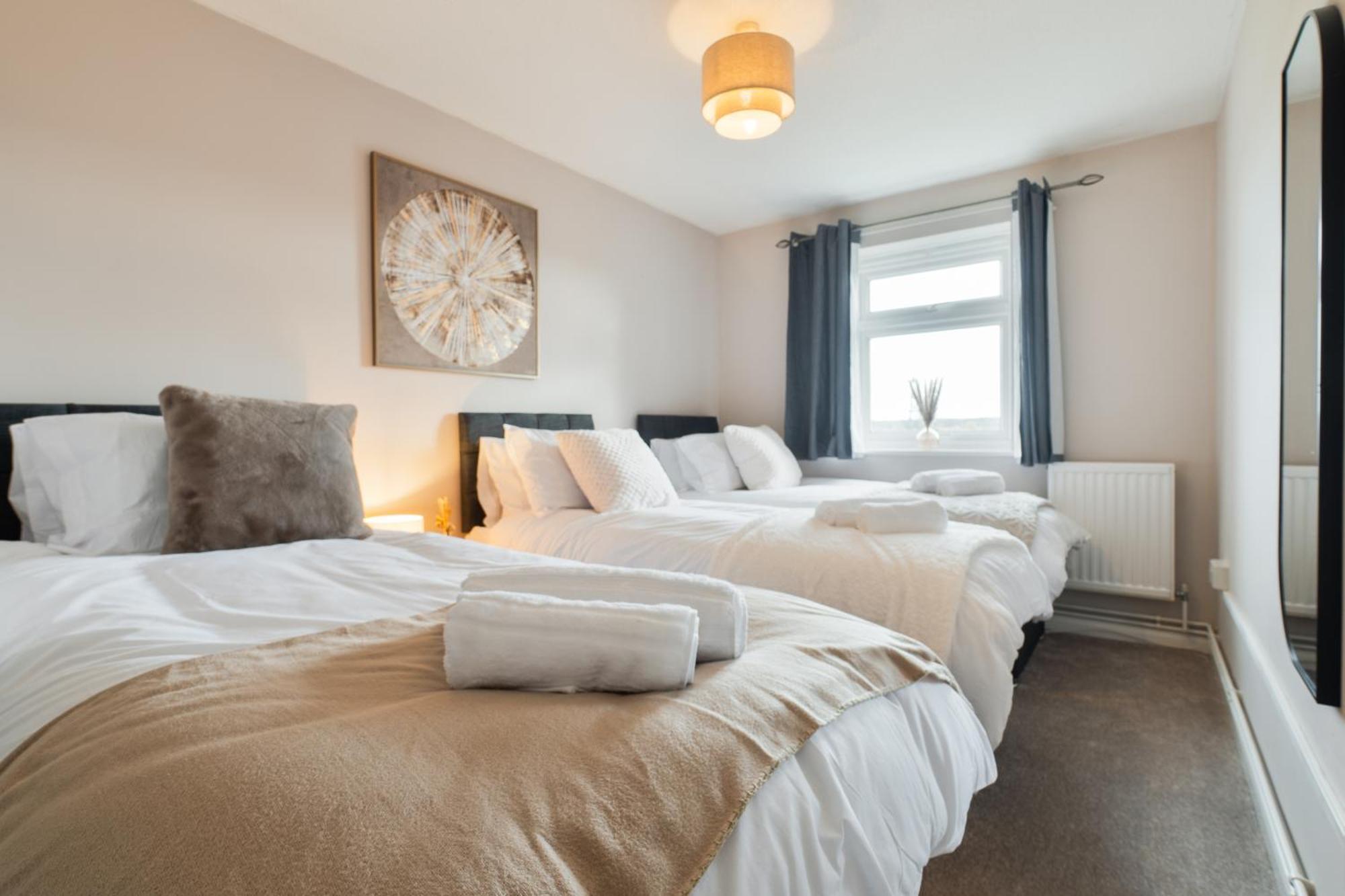 Trendy With Free Parking - Perfect For Contractors And Families